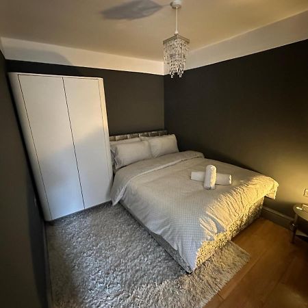 Brand New Large Studio Flat! Sutton  Exterior photo