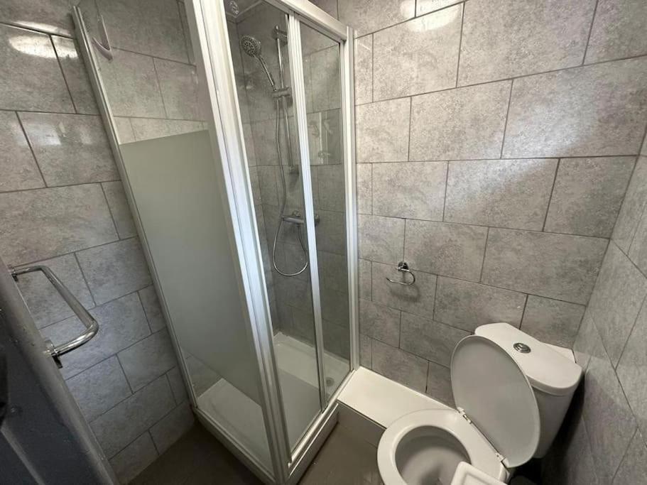 Brand New Large Studio Flat! Sutton  Exterior photo