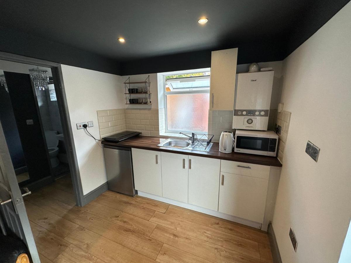 Brand New Large Studio Flat! Sutton  Exterior photo