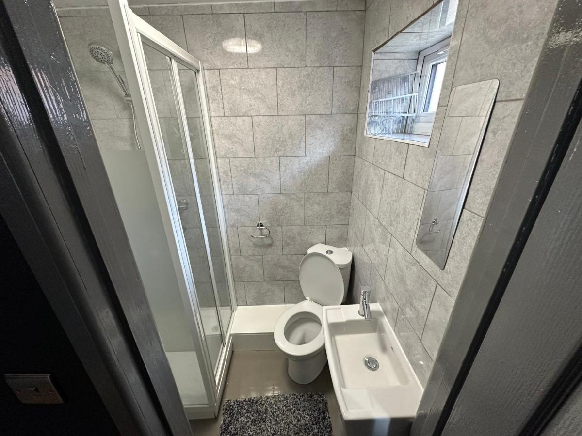 Brand New Large Studio Flat! Sutton  Exterior photo