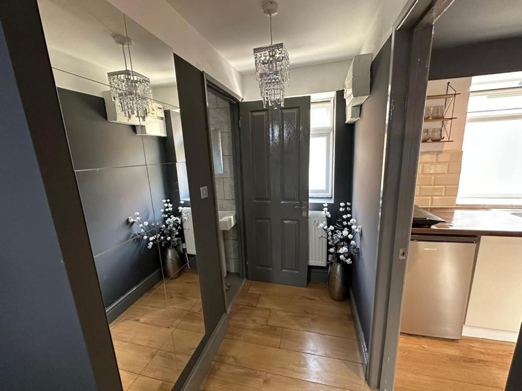 Brand New Large Studio Flat! Sutton  Exterior photo